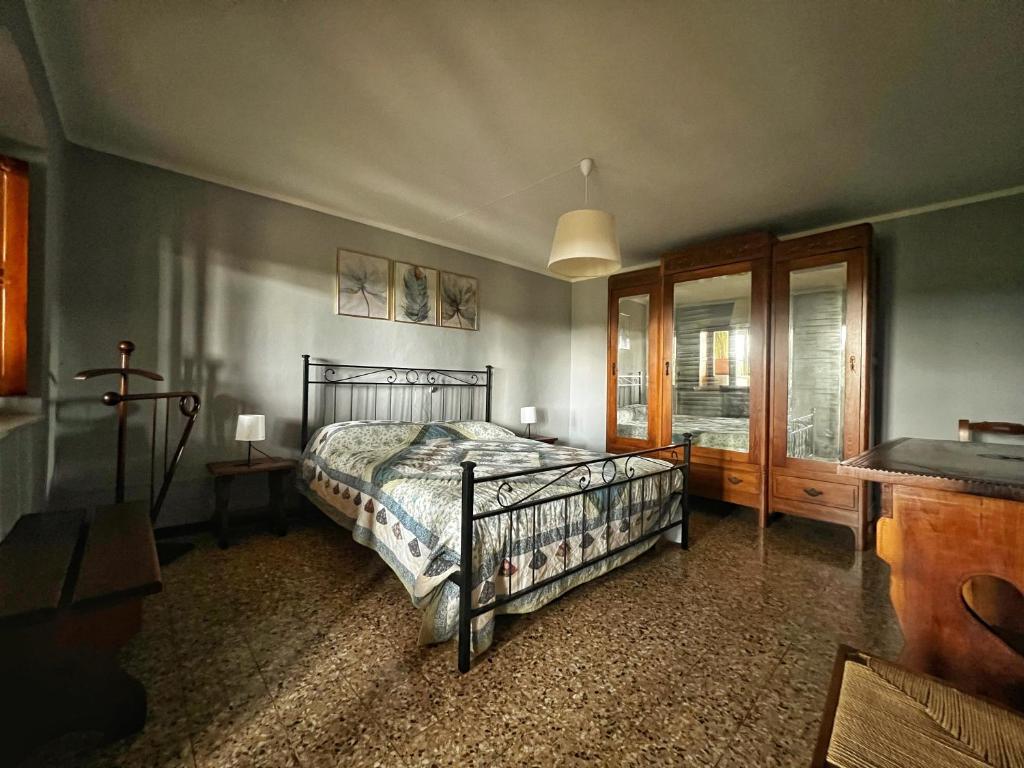 een slaapkamer met een bed, een tafel en een raam bij La Casa Del Sole in Graglia