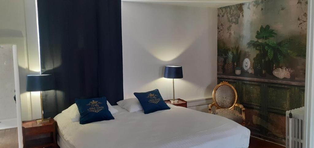 Postel nebo postele na pokoji v ubytování LA SUITE de NOTRE DAME au pied du CHATEAU FORT