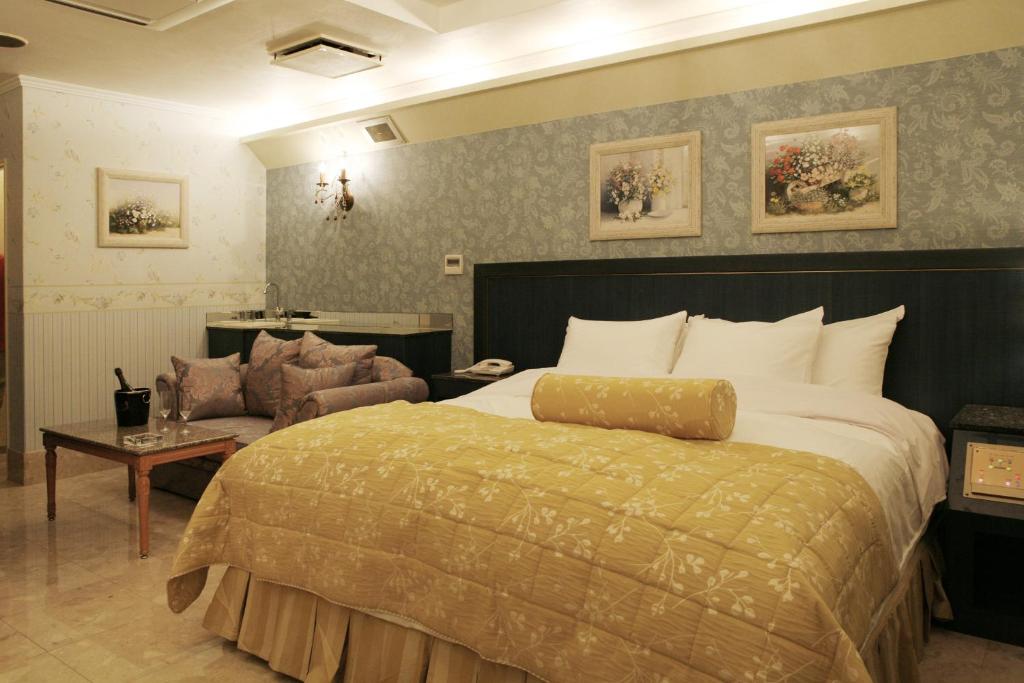 Pokój hotelowy z dużym łóżkiem i kanapą w obiekcie Meguro Emperor (Adult Only) w Tokio