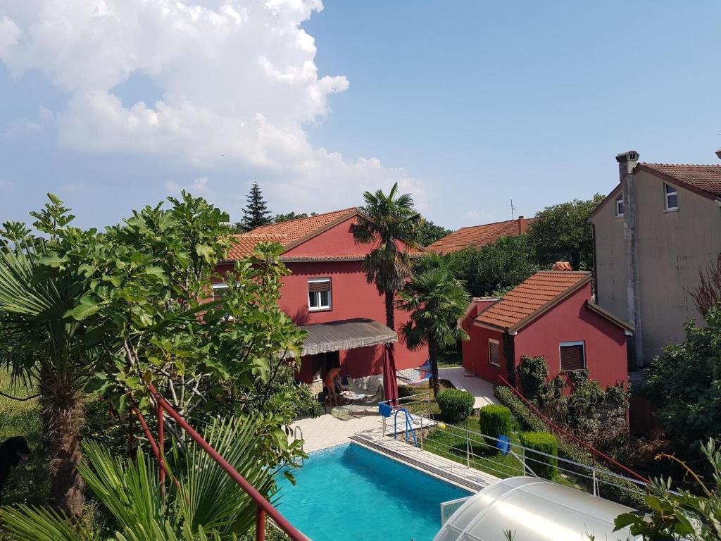 ein Bild eines Schwimmbads in einem Haus in der Unterkunft Villa Ella in Opatija