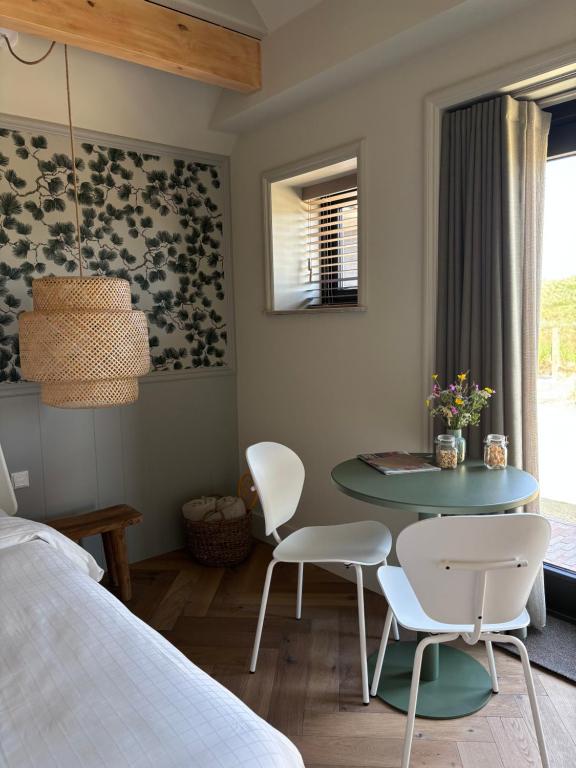 Postel nebo postele na pokoji v ubytování B&B In de duinen