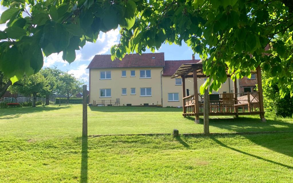 uma casa grande com um gazebo num campo em Ferienhaus Liebchen free Netflix em Freienhagen