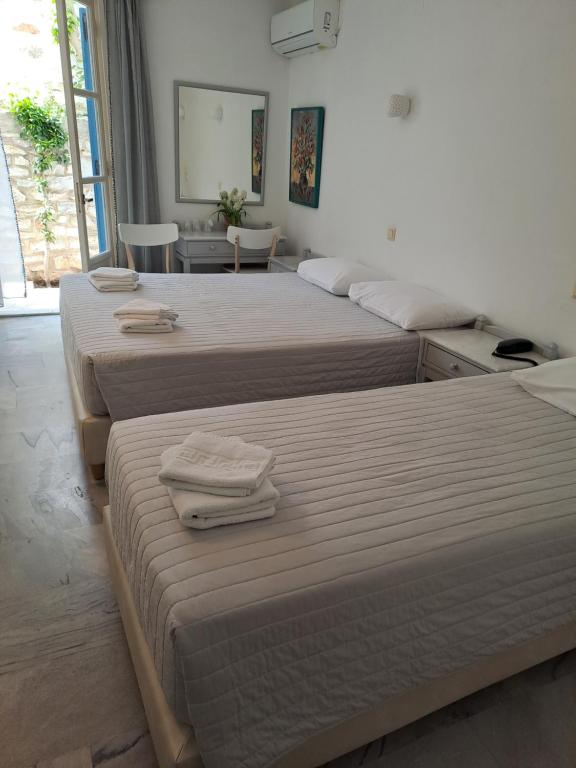 Llit o llits en una habitació de Hotel Aegeon