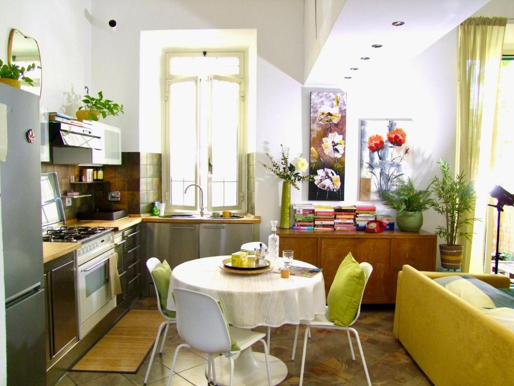 una cucina con tavolo e sedie in una stanza di Casa di Lo a Ciampino
