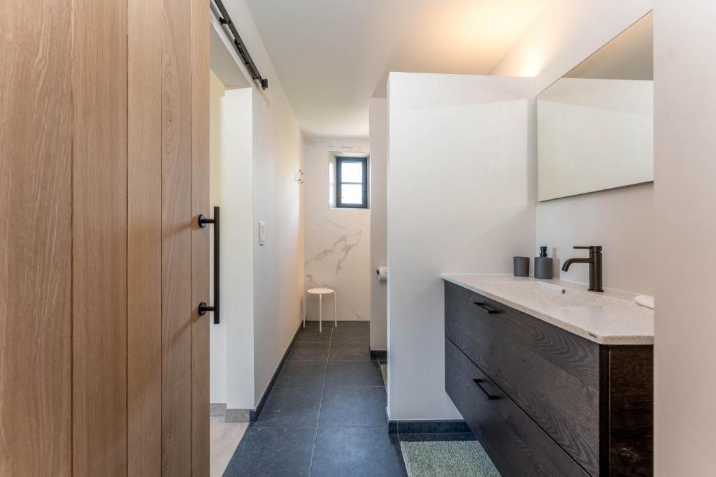 Koupelna v ubytování Hoeve den Akker - luxueuze vakantiewoningen met privétuinen en alpaca's nabij Brugge, Damme, Knokke, Sluis en Cadzand