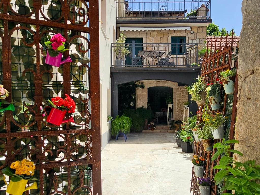 Vonkajšia záhrada v ubytovaní Apartmani Tripalo
