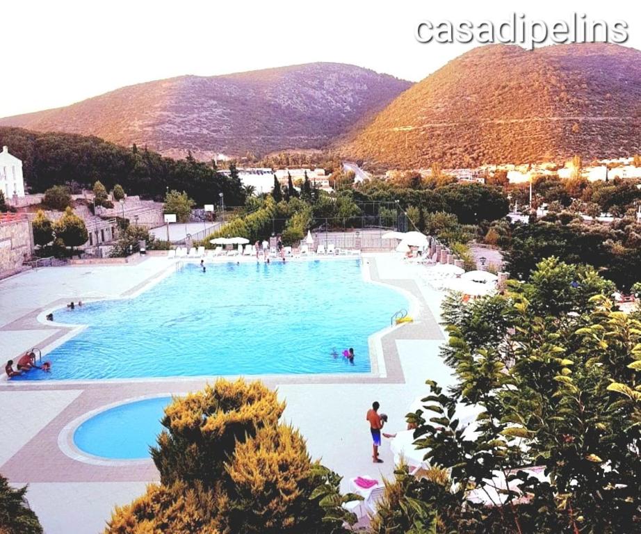 a large swimming pool with people in it at Denize sıfır benzersiz villa in Kusadası