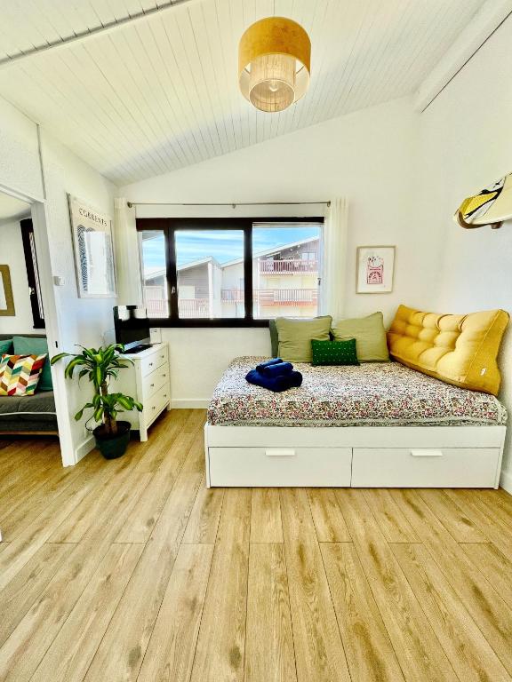 une chambre avec un grand lit dans une pièce dans l'établissement COSY & SURF : Confort et vue Mer à Seignosse Le Penon, à Seignosse