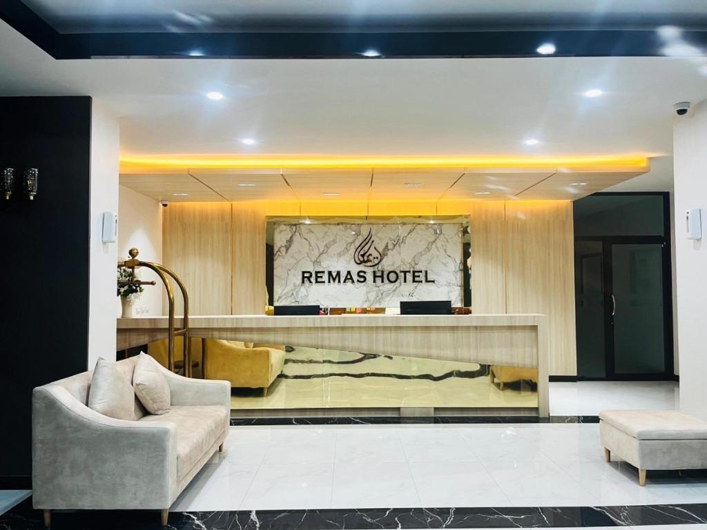 een lobby met een receptie in een hotel bij Remas Hotel Hatyai in Hat Yai
