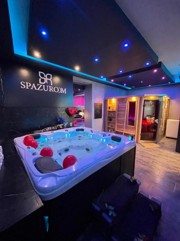 穆斯克龍的住宿－Spazuroom Luxury Suite，带有标志的房间的大浴缸