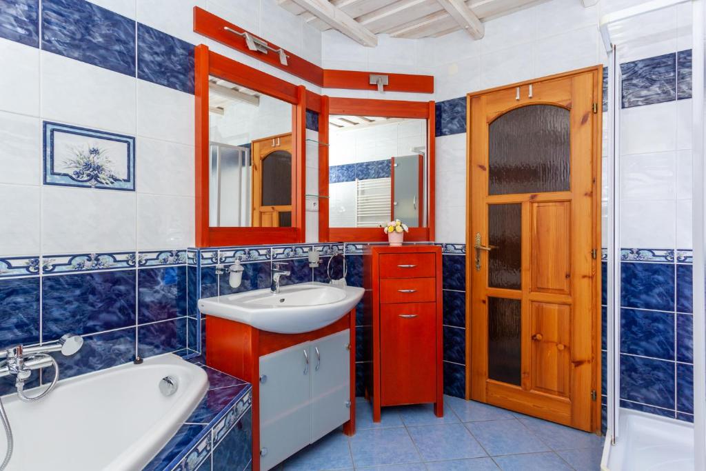 A bathroom at Penzión Javor