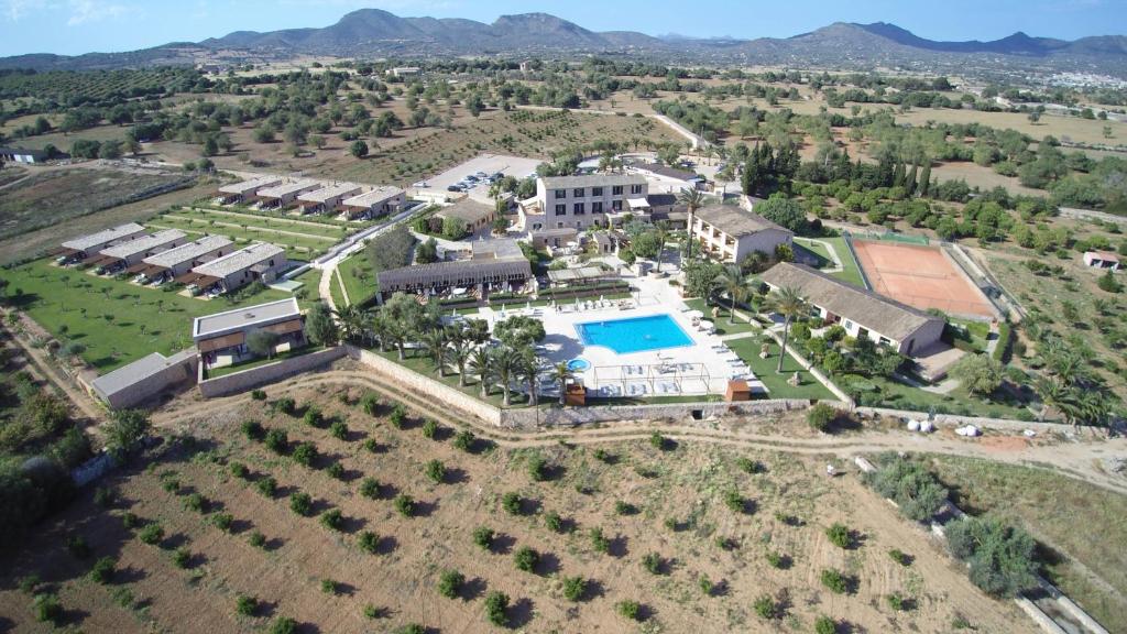 vista aerea su un palazzo con piscina di Hotel Son Trobat Wellness & Spa a Sant Llorenç des Cardassar