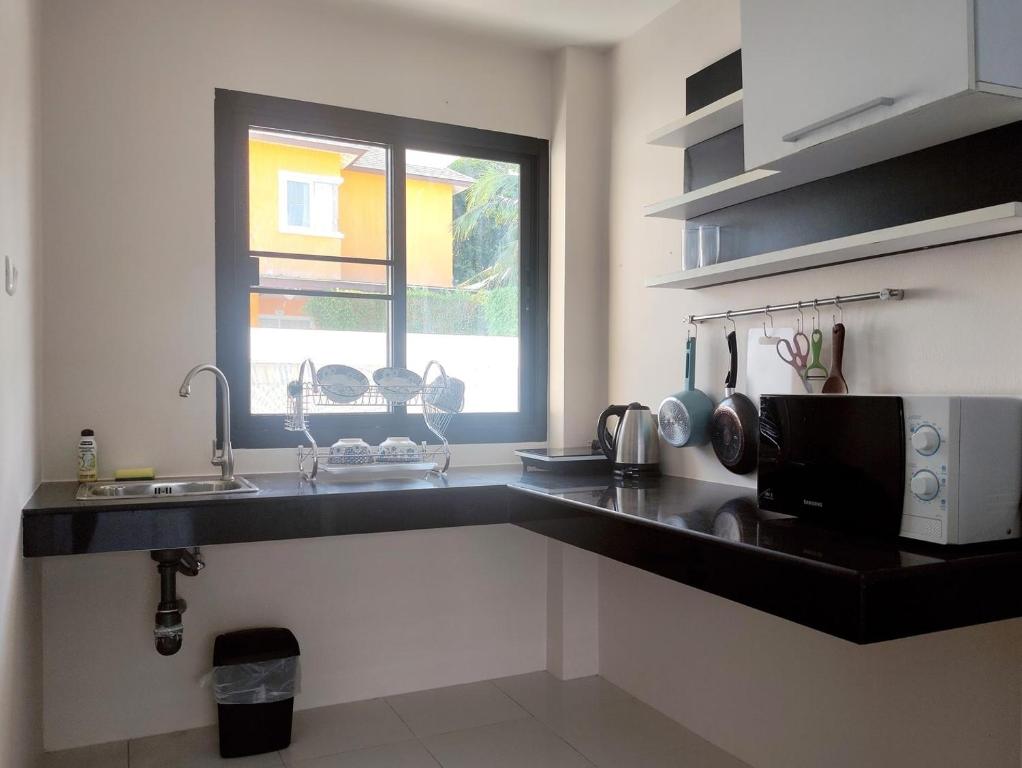 Kuchyň nebo kuchyňský kout v ubytování Villa LunaSole Samui