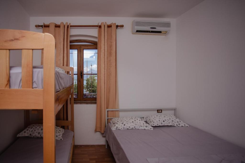 Letto o letti in una camera di Hotel Shkodra Lake