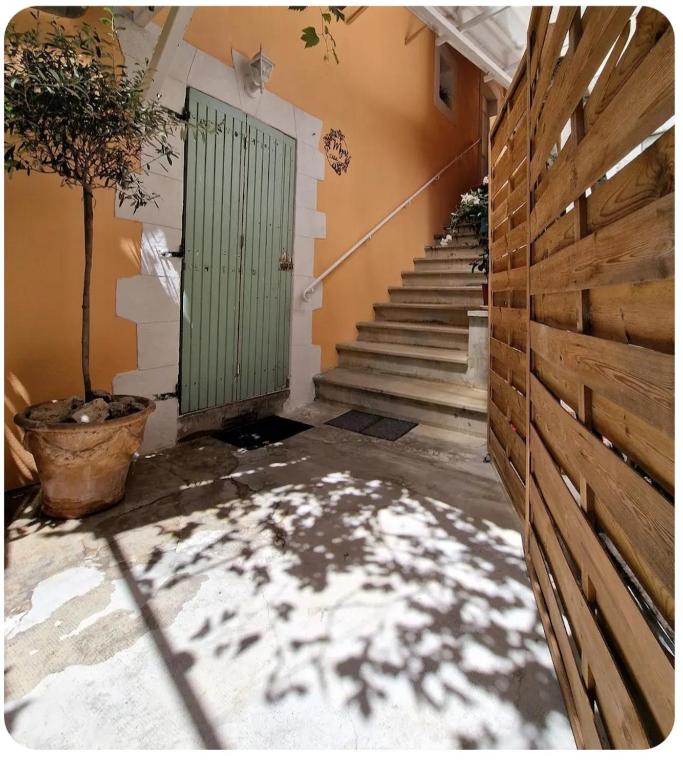 un escalier avec une porte verte dans un bâtiment dans l'établissement Mya casa, à Allegre Les Fumades