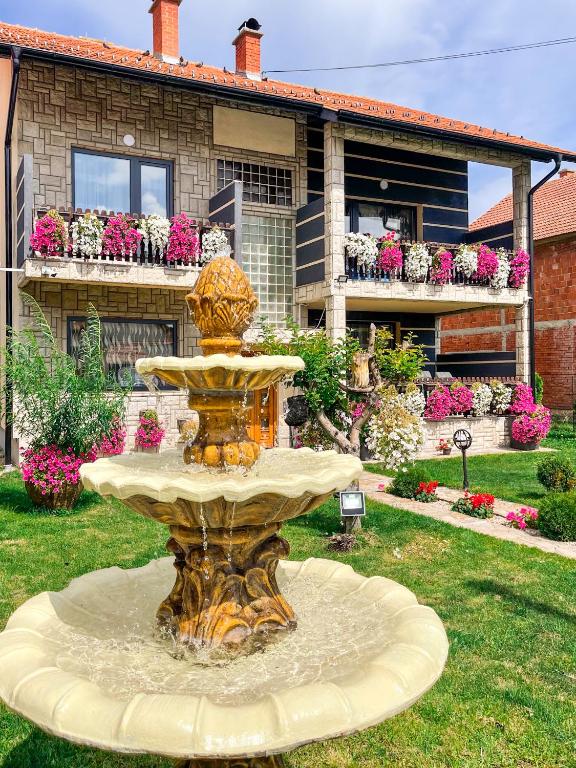 Κήπος έξω από το Vila Petunija