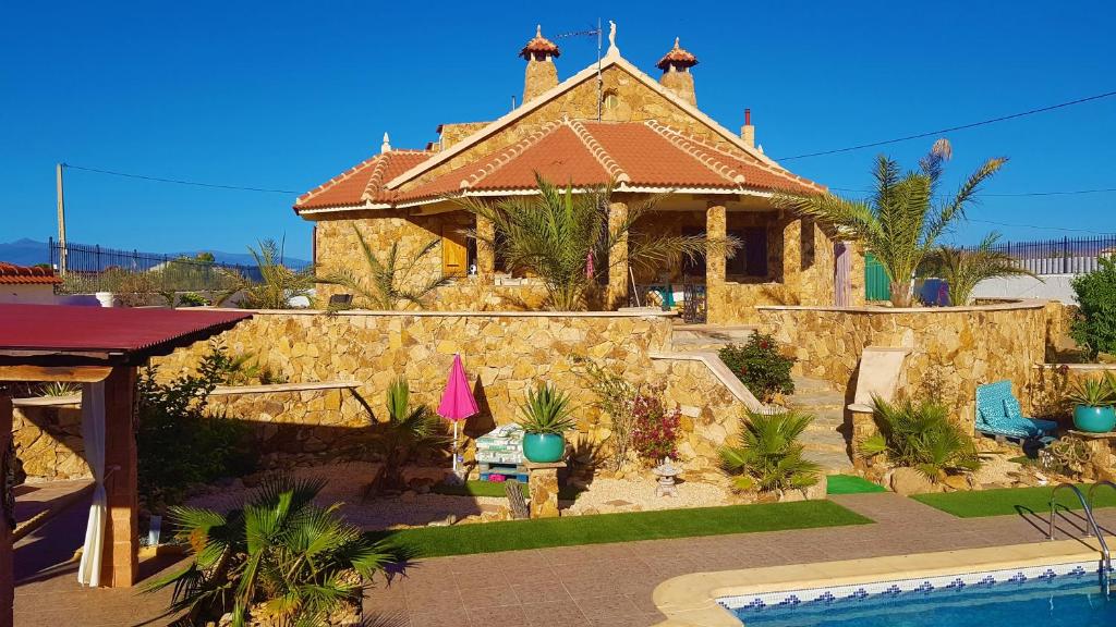 una casa con piscina frente a ella en Charming Villa La Mar, en Albox