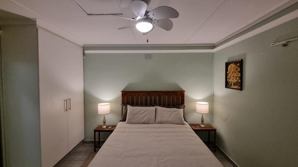 Säng eller sängar i ett rum på Ficus Cottage - Ramsgate Ramble Rest