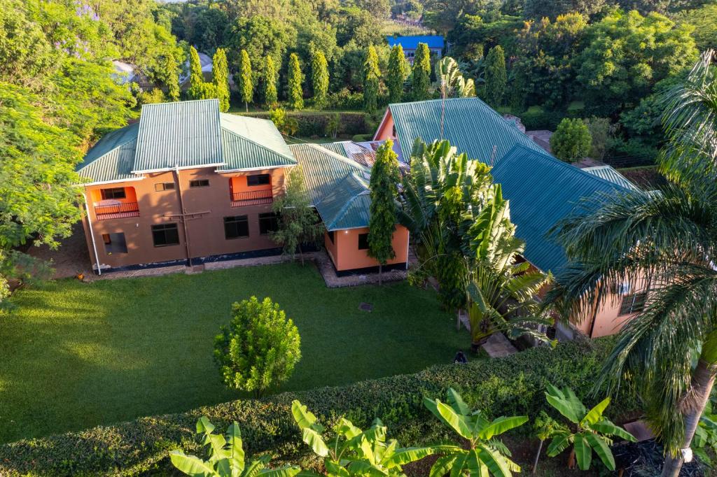 una vista aérea de una casa con un patio verde en J&M Hostel en Moshi