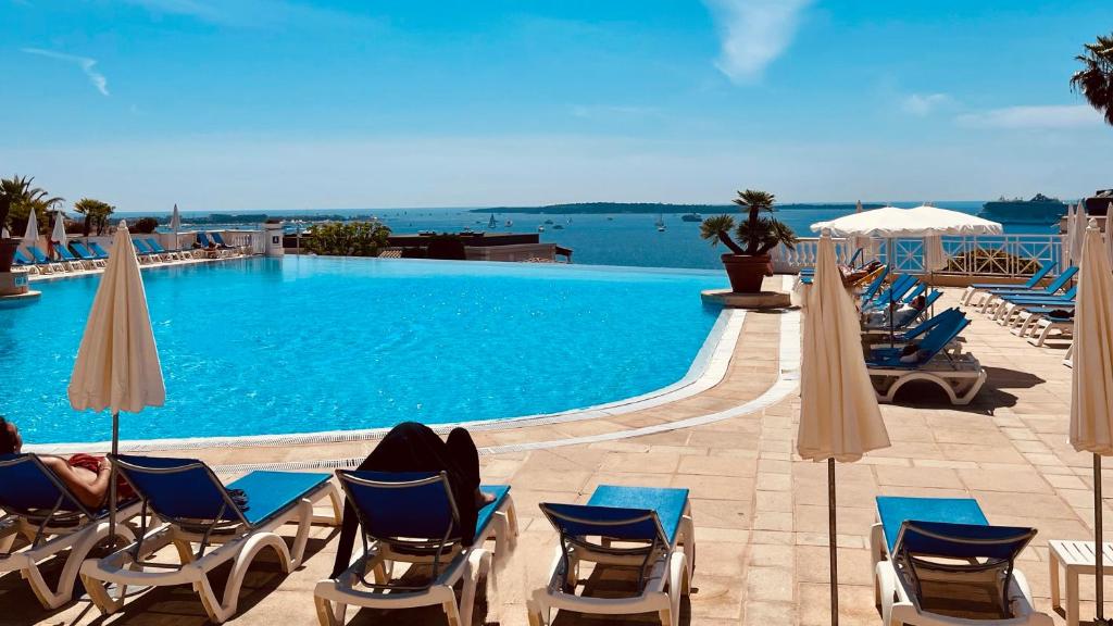 La alberca dentro o cerca de Appart CANNES résidence piscine-parc-tennis