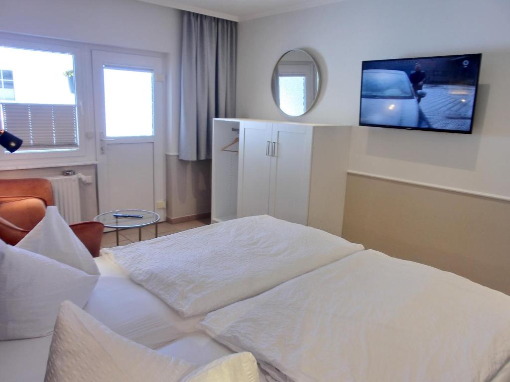 Postel nebo postele na pokoji v ubytování Hotel zum Hafen