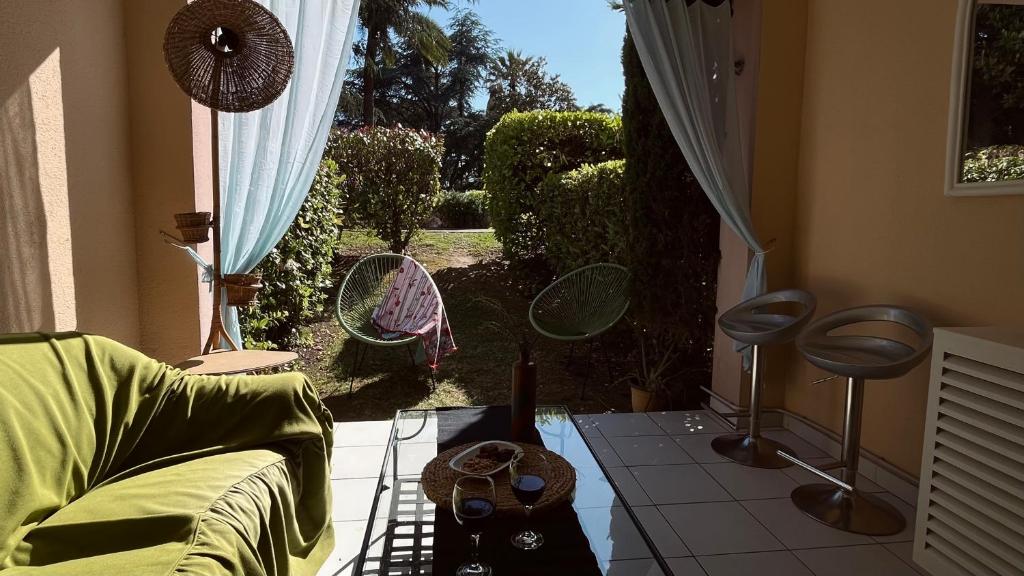 Un lugar para sentarse en Appart CANNES résidence piscine-parc-tennis