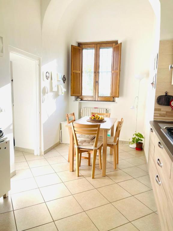 A kitchen or kitchenette at Il cortile fiorito