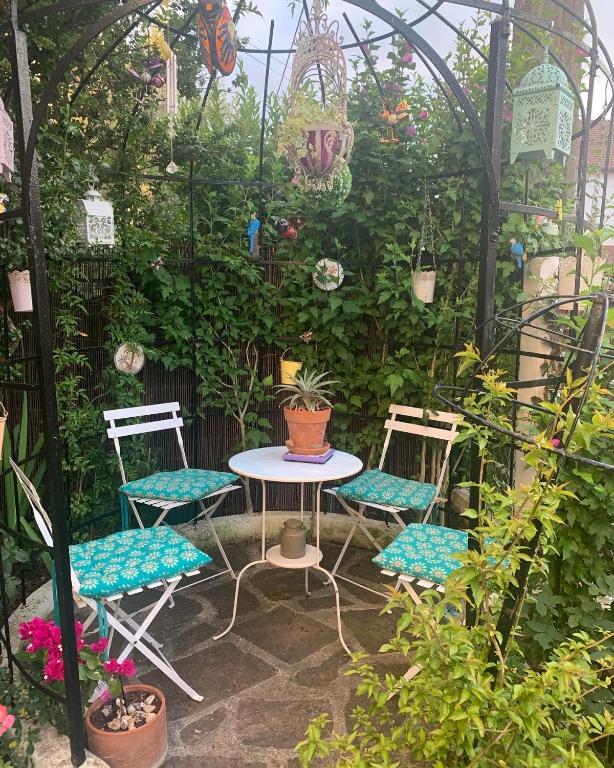 Photo de la galerie de l'établissement Chambre privée dans une maison avec jardin, à Saint-Leu-la-Forêt