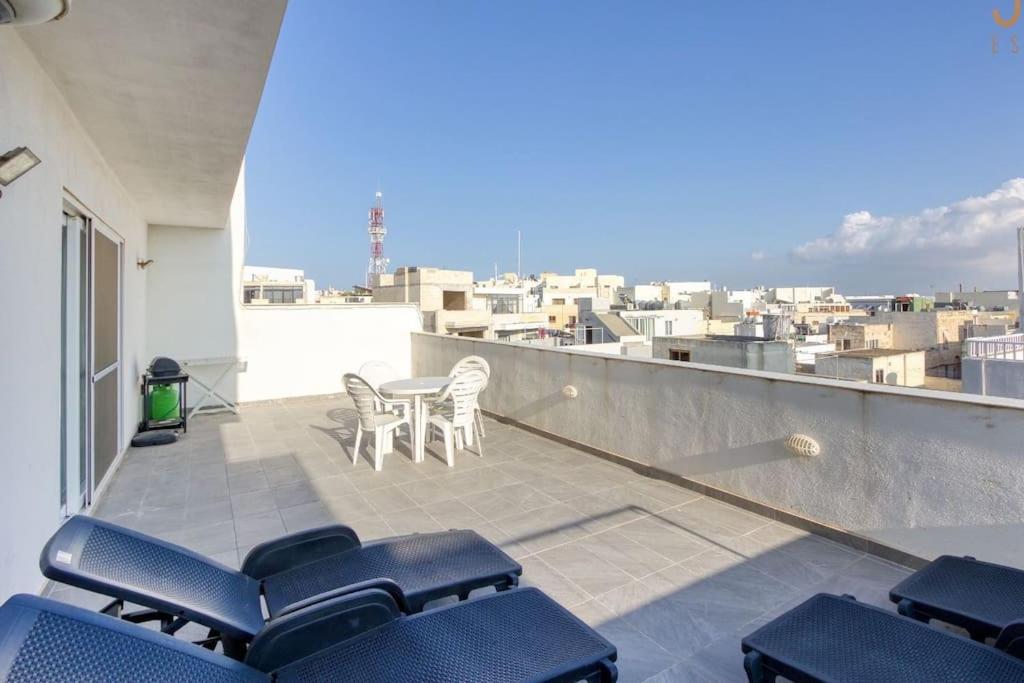 Penthouse-Large outdoor space, Mellieha – Precios 2024 actualizados - Penthouse With Large Formal Dining And Great Views And Balcony And Outdoor Space