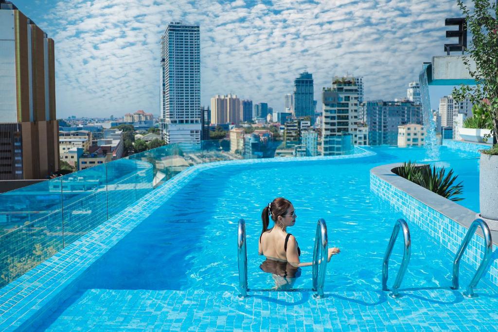 Bazén v ubytování Chaiya Palace Hotel nebo v jeho okolí