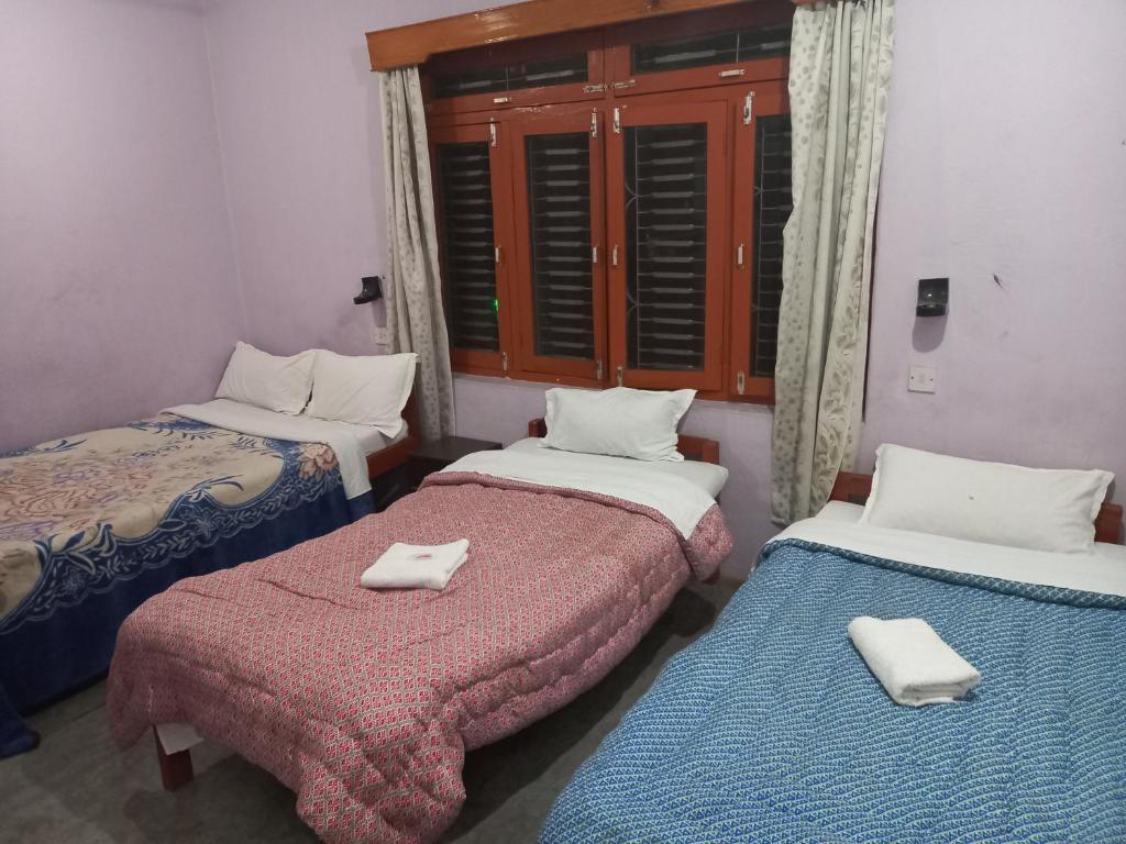una camera con due letti con asciugamani di Galaxy Inn Guest House a Pokhara