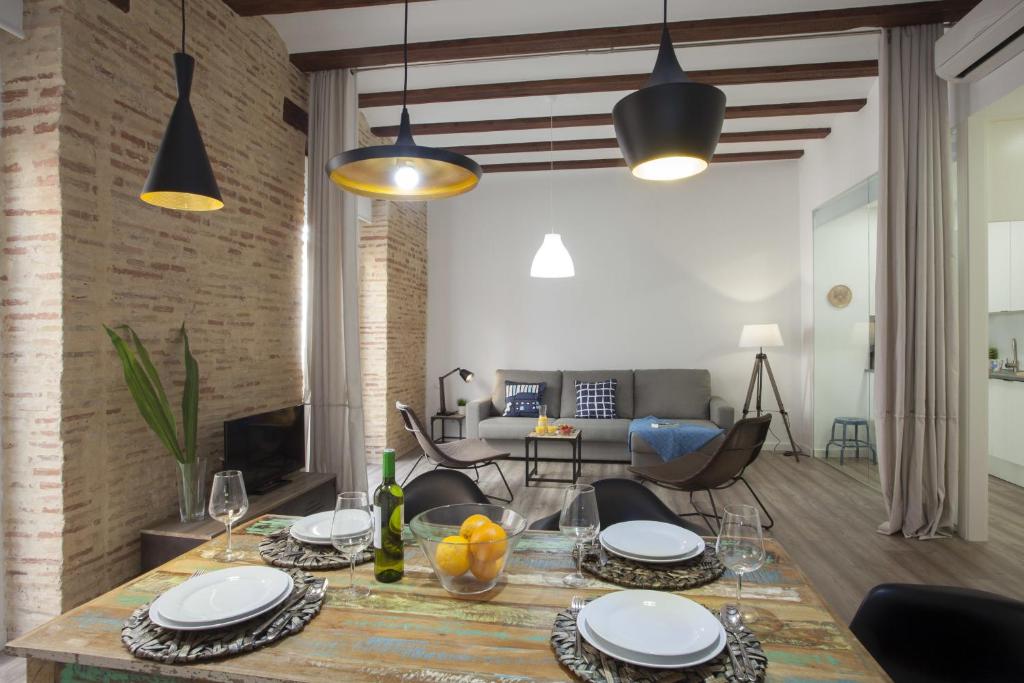 cocina y sala de estar con mesa y sillas en Quart Apartment, en Valencia