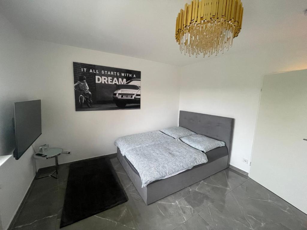 ein Schlafzimmer mit einem Bett und einem Plakat an der Wand in der Unterkunft Luxus-Flat Wohnung-Hanau/Frankfurt in Hanau am Main