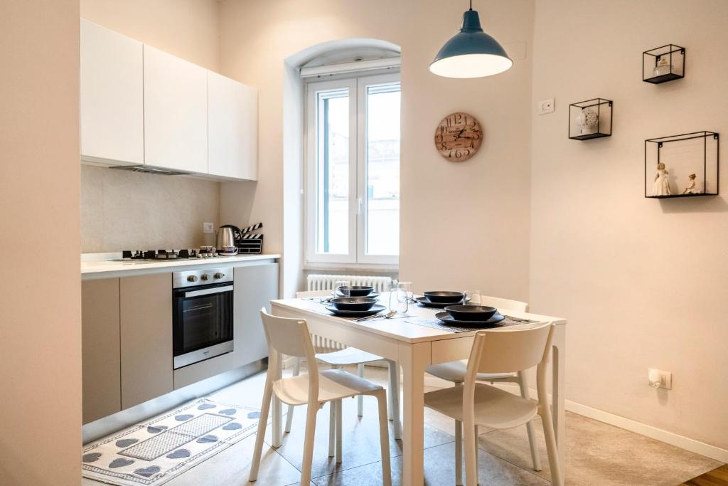 una cucina con un tavolo e sedie in una stanza di martini apartment a Matera