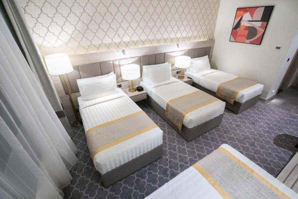 Postel nebo postele na pokoji v ubytování Wirgan Hotel Al Azizyah