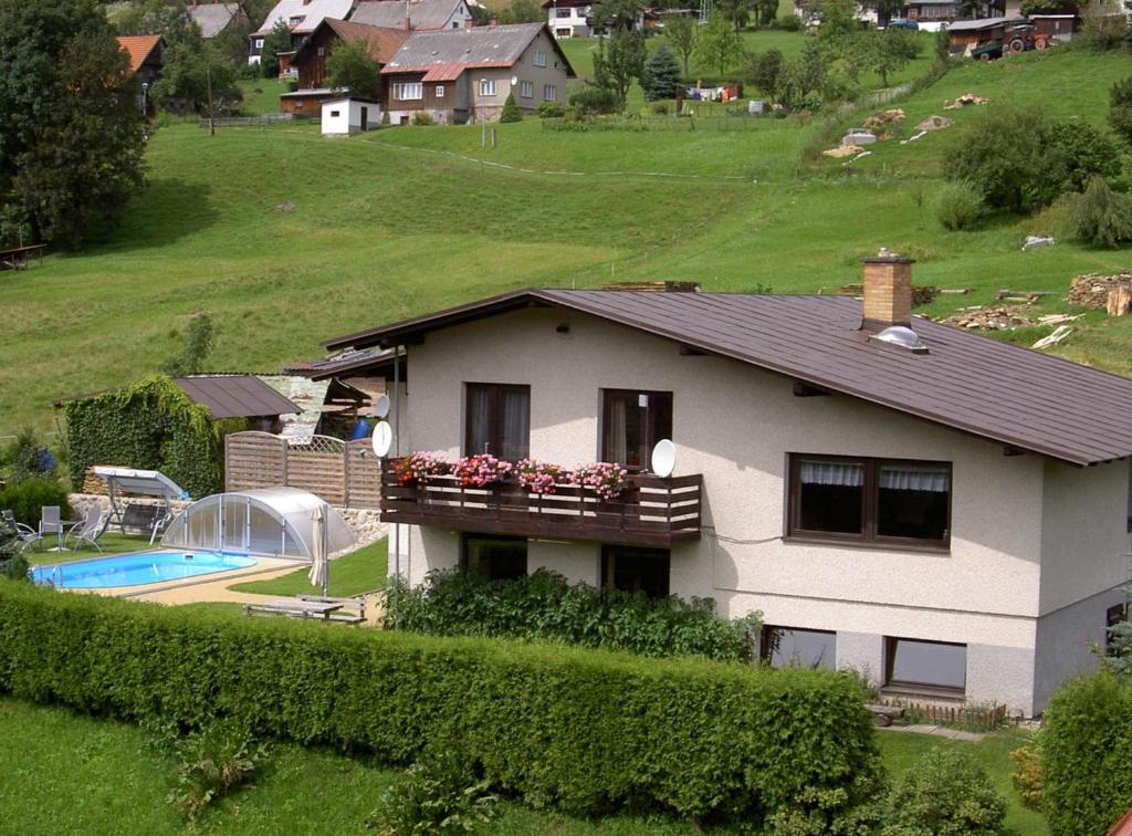 Casa con balcón y piscina en Guest House Bulušek, en Rokytnice nad Jizerou