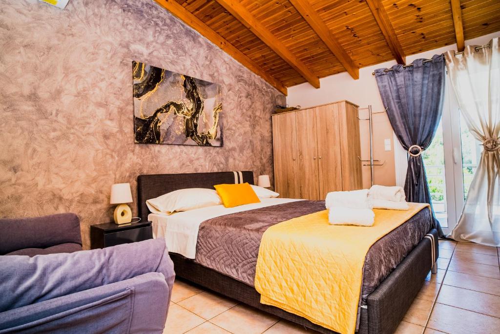 sypialnia z łóżkiem i kanapą w obiekcie The DreamHouse Athens Airport w mieście Artemida