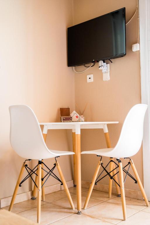 Telewizja i/lub zestaw kina domowego w obiekcie The DreamHouse Athens Airport