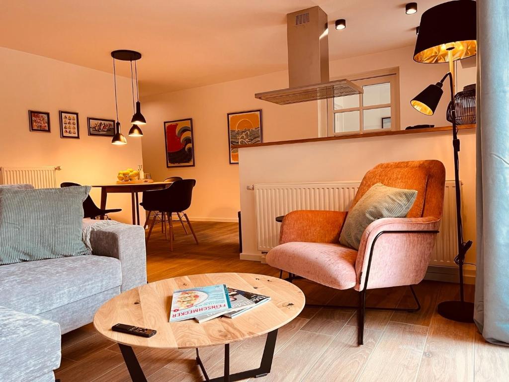 ein Wohnzimmer mit einem Sofa und einem Tisch in der Unterkunft Sommerhaus 54, Gartenhaus "S" in Grödersby