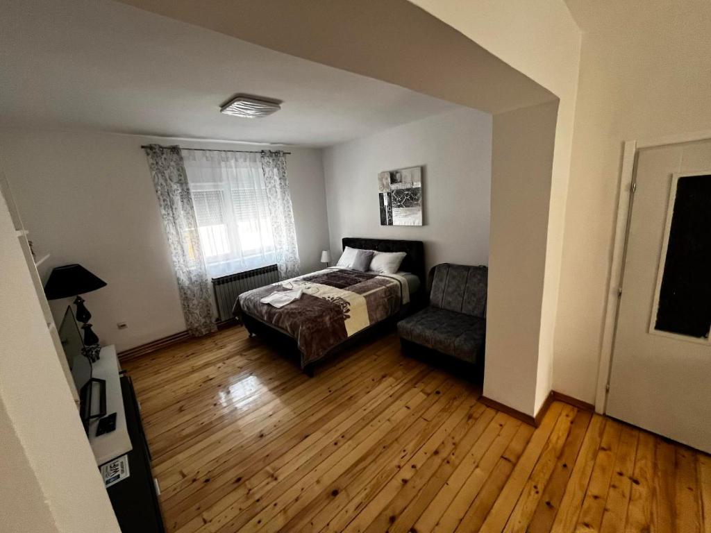 A bed or beds in a room at Apartmani Kačara
