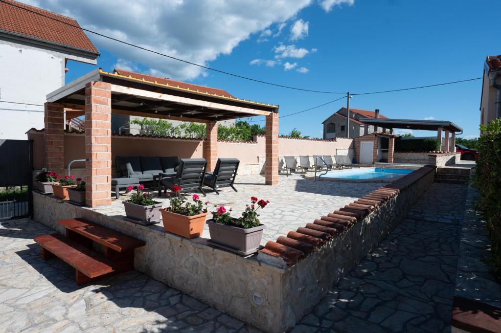 Bazén v ubytovaní Holiday Home Luka Pridraga alebo v jeho blízkosti