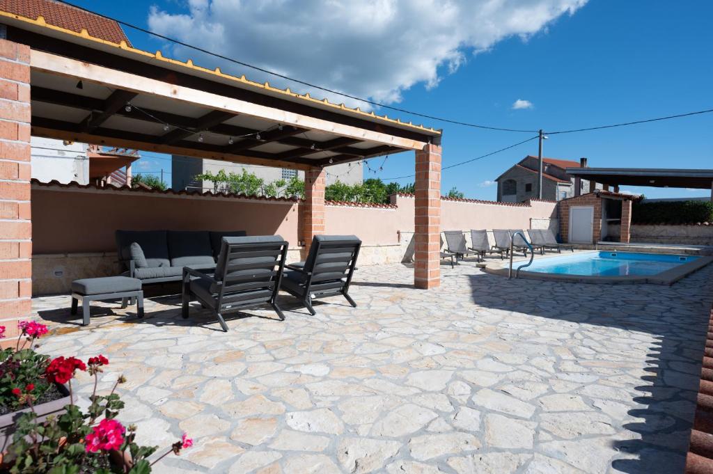 Patio alebo iná vonkajšia časť ubytovania Holiday Home Luka Pridraga