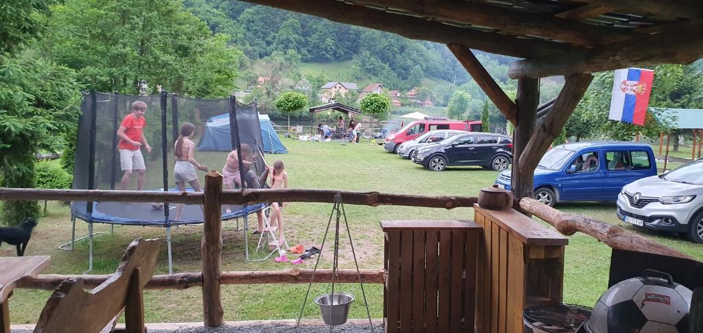 Foto sihtkohas Crnča asuva majutusasutuse AUTO KAMP DRINA galeriist