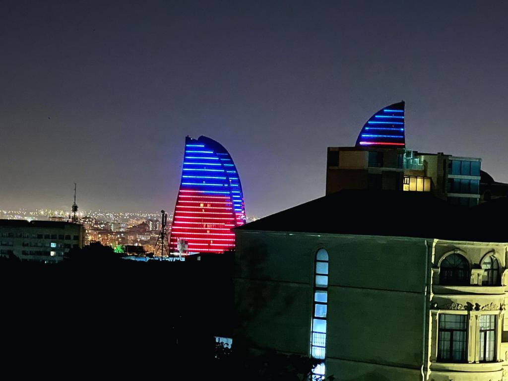 Deux bâtiments sont éclairés en rouge et en bleu dans l'établissement Avrasya Hotel, à Baku