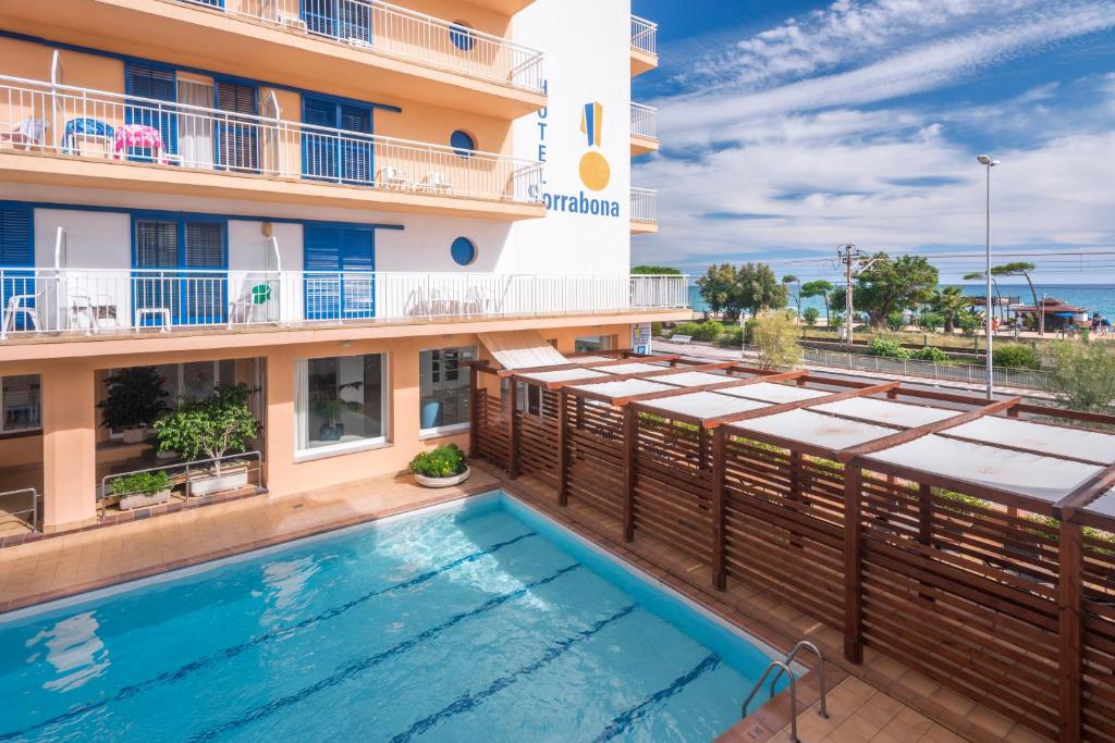 Bazén v ubytování Hotel Sorrabona nebo v jeho okolí