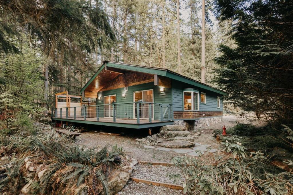 a house in the middle of a forest at 60GS - Pets OK - Soaker Tub - Deck cabin in Glacier