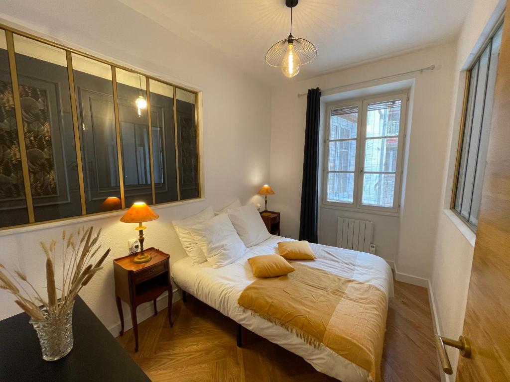 - une chambre avec un lit et 2 oreillers dans l'établissement Charmant appartement haut de gamme, à Salins-les-Bains