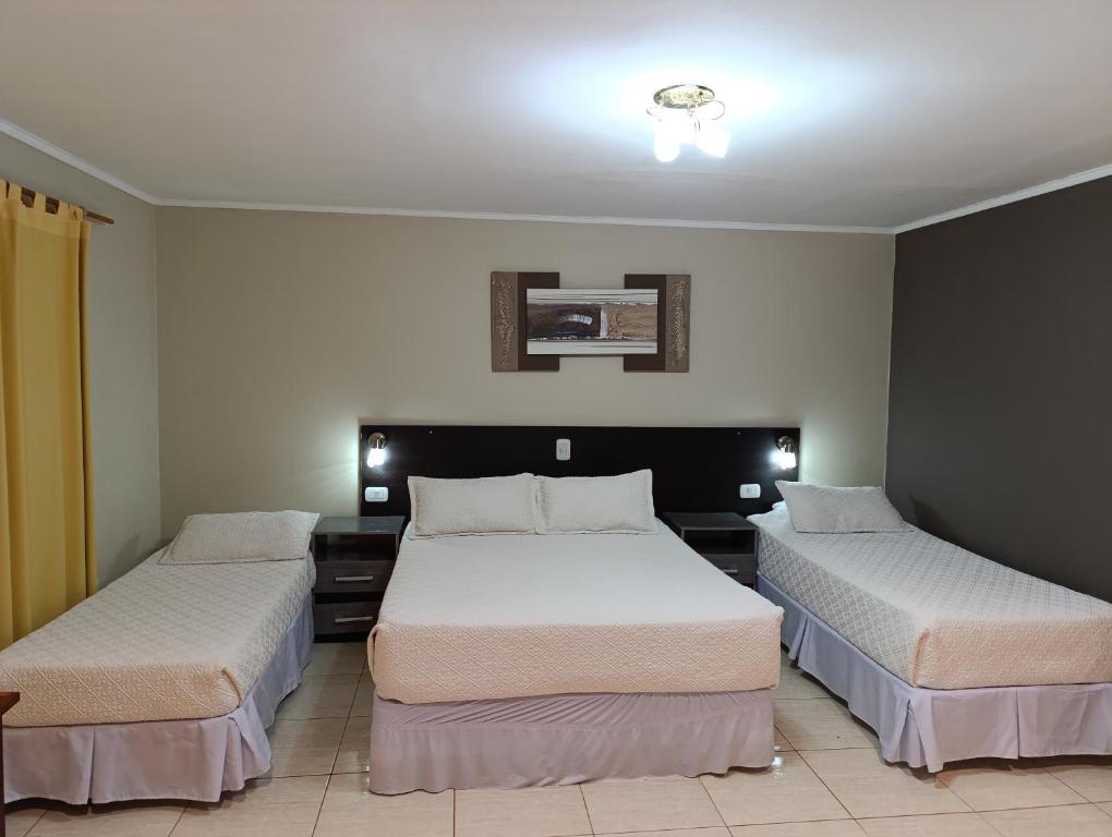 una habitación de hotel con 2 camas en una habitación en Altos del Iguazu en Puerto Iguazú