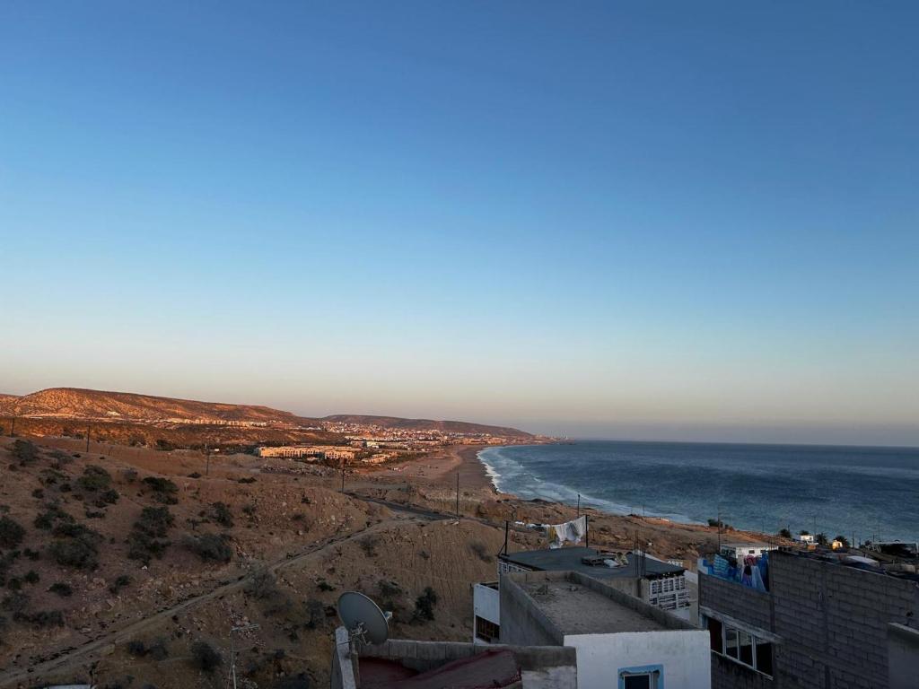 uma vista para o oceano e uma praia em Tazuri Surf House em Taghazout