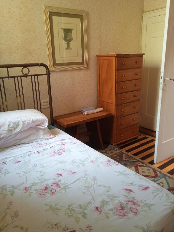 una camera con letto, cassettiera e cassettone di Estúdios Deluxe São Manuel a Rio de Janeiro